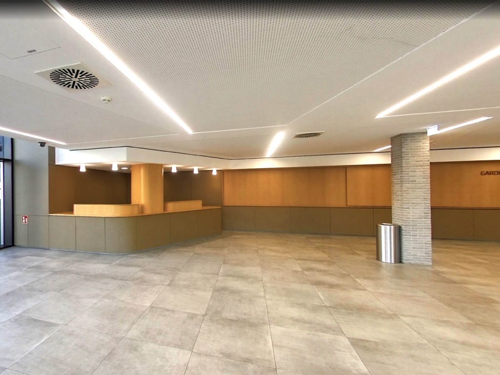 Eingangsbereich mit Kassenbereich und Garderobe