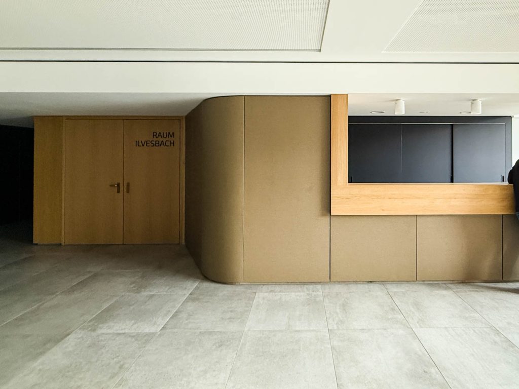 Erdgeschoss Getränkeausgabe und Essensraum