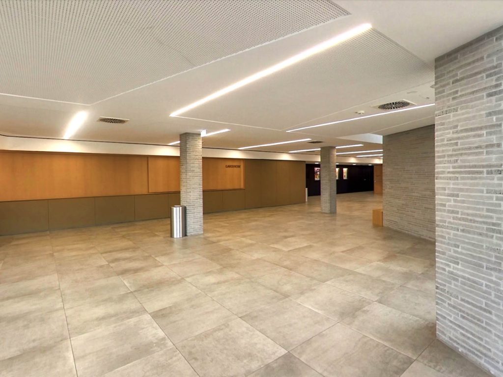 Eingagsbereich rechts zum Treppenaufgang und Essensraum