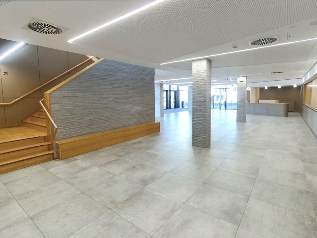 Blick von Toiletten zum Ausgang/Eingang