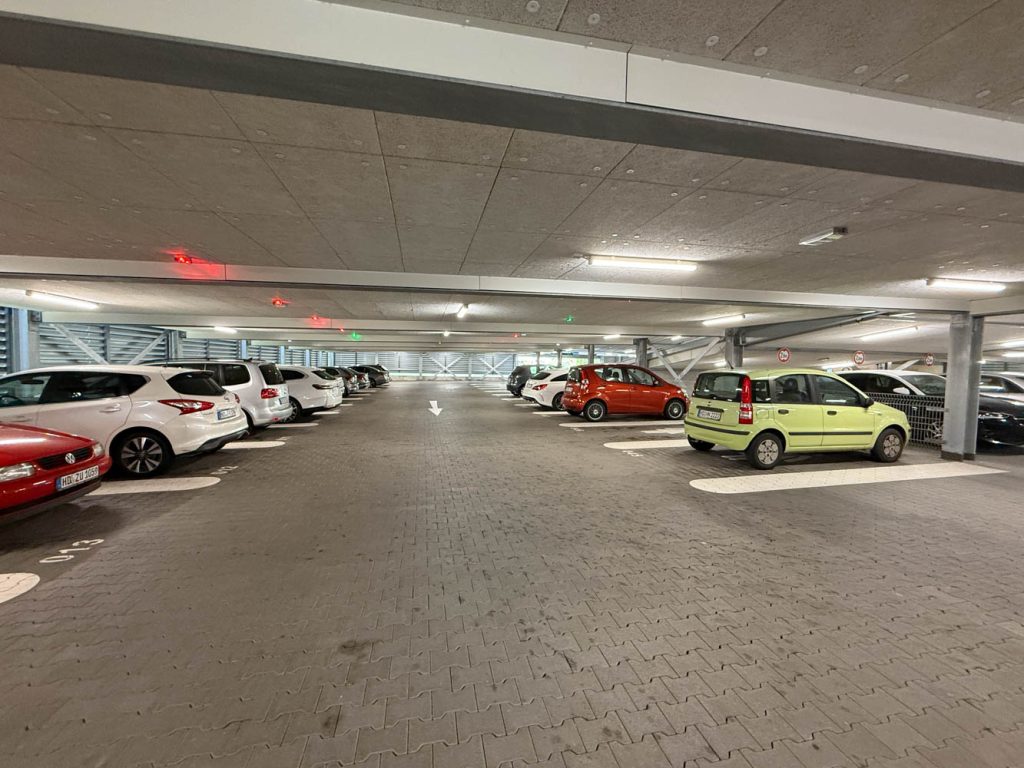 Modernes und helles Parkhaus