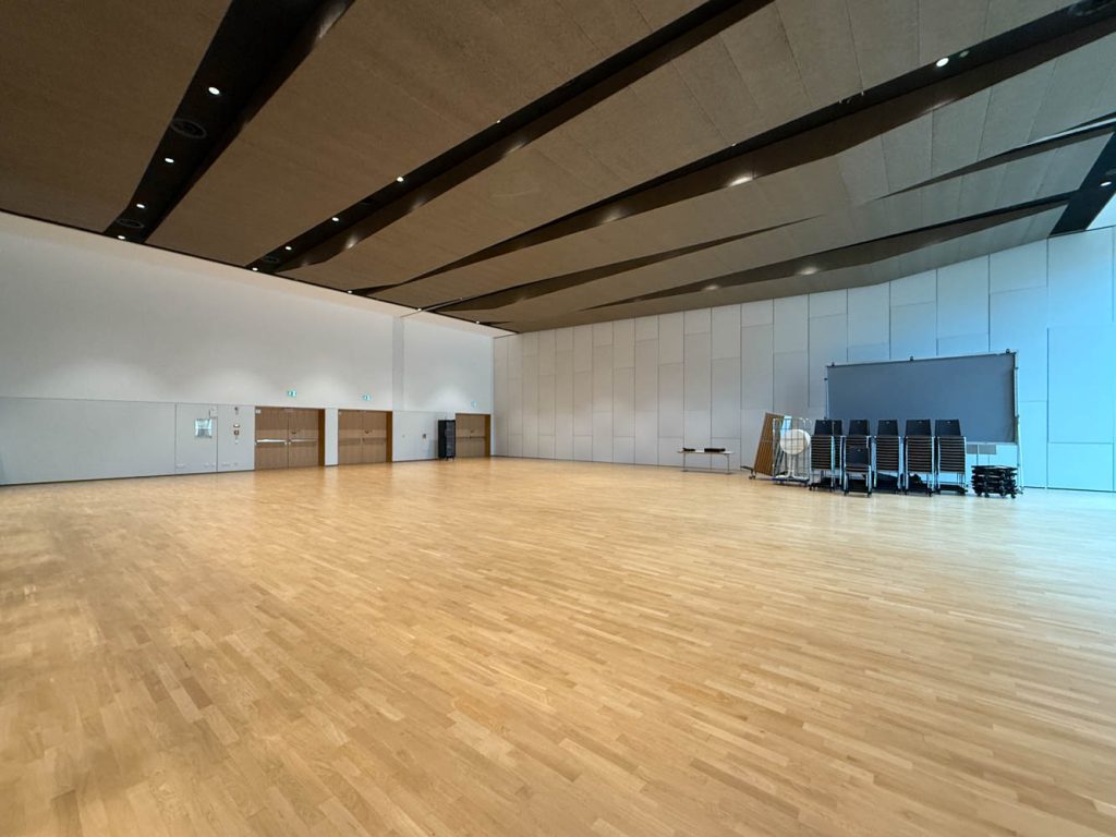 Saal Elsenz - Blick von Fensterfront zu Türen